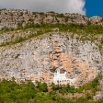 Monastère d Monastère d'Ostrog • <a style="font-size:0.8em;" href="http://www.flickr.com/photos/56388541@N06/21232704019/" target="_blank">View on Flickr</a>